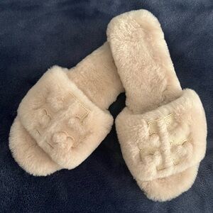 Tory Burch double T  Cozy shearling fur slippers in dulce de leche